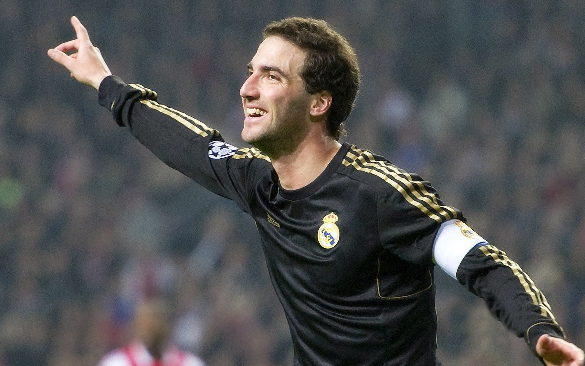 奥利维耶扛起全队，那不勒斯险胜切尔西，一场个人英雄主义与集体韧性的胜利