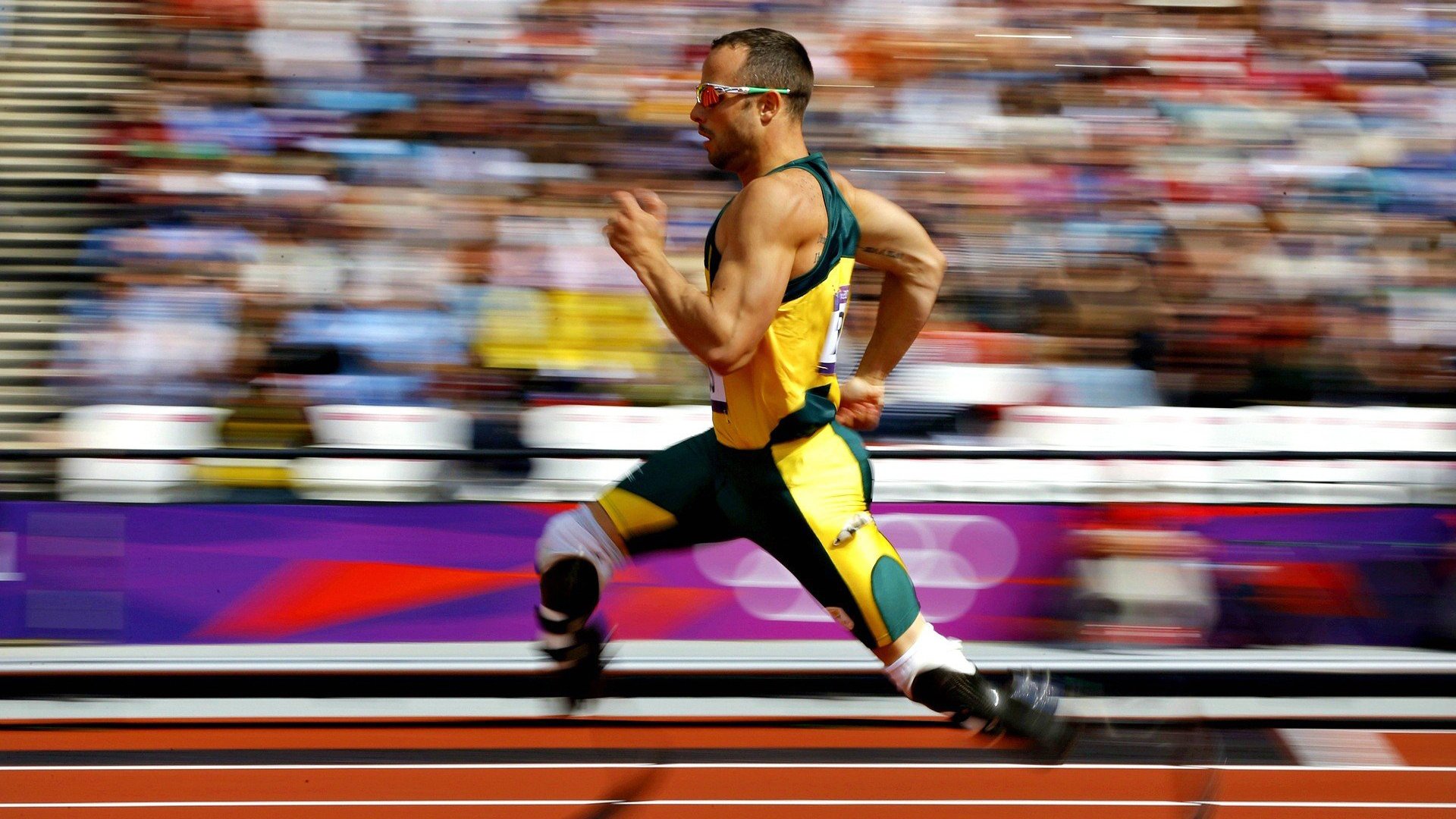 赛道上的火焰，汉密尔顿如何驾驶迈凯伦逆转阿斯顿马丁